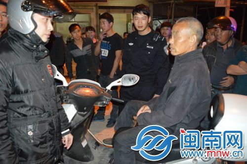 这名老汉（右）本想碰瓷，没想到被识破