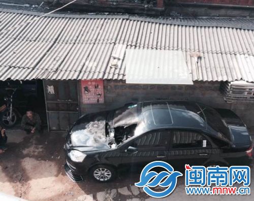 私家车被烧了个大洞