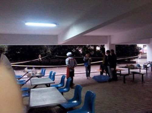 湖北三峡大学一女生坠楼受伤 该校类似事故频发