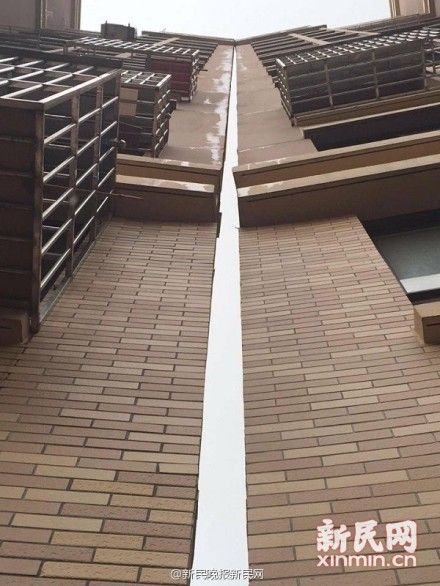 上海"接吻楼"图片：相邻两楼倾斜顶层紧靠一起