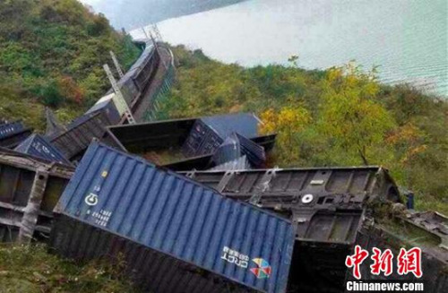 图为脱轨现场。