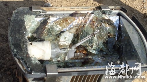 “肇事”的景观灯，灯罩碎裂，电线裸露