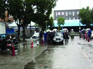 江苏常州钟楼区男子洗车房遭强拆 驾车撞伤多名城管(图)