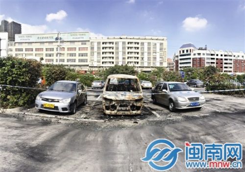 面包车被烧毁，两侧车辆也有不同程度受损