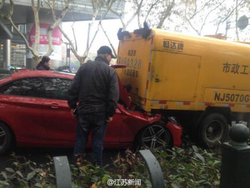 南京女司机开车开睡着 跑车钻进前车尾部(图)