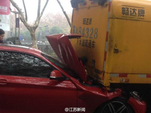 宝马女司机开车开睡着 跑车追尾钻进前车尾部