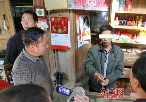 张某某在抢走食杂店现金700余元和5条香烟