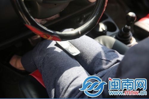 林小姐习惯将手机放在腿上（示范图）