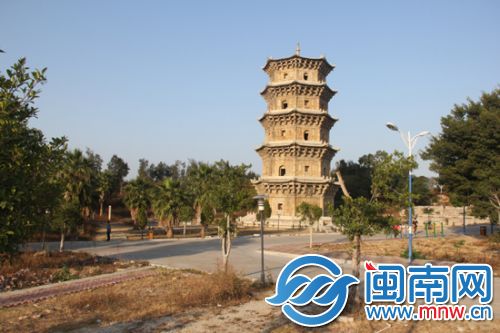六胜塔周边杂草丛生