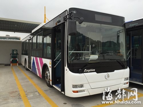纯电动公交车身长达11.3米，比柴油车长。后方即充电桩