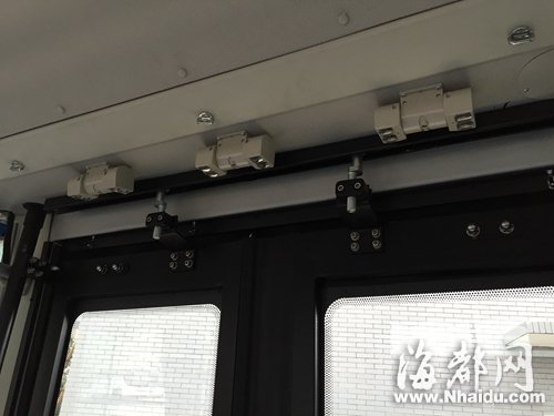 车门上方装有红外客流调查仪，统计客流