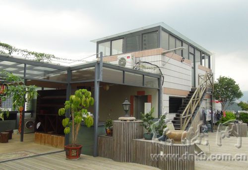 温泉街道一座高楼十一层楼顶有约200平方米面积的豪华违建