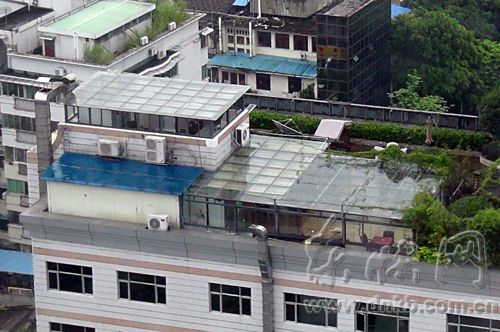 温泉街道一座高楼十一层楼顶有约200平方米面积的豪华违建~