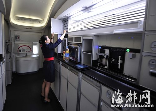 配上改良的厨具后，机上厨房区可煮饭