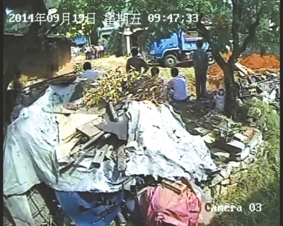 陈春华正被陈剑波等人殴打。（视频截图）