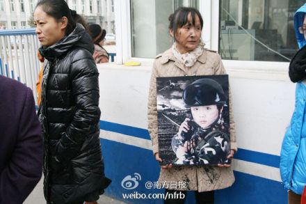 家属举死者照片