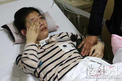 说起父母的辛苦，小君怀抱呼吸球凄然泪下，母亲长茧的手仍在不断为女儿送气