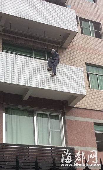 跳楼者侧坐在阳台外侧(网友供图)