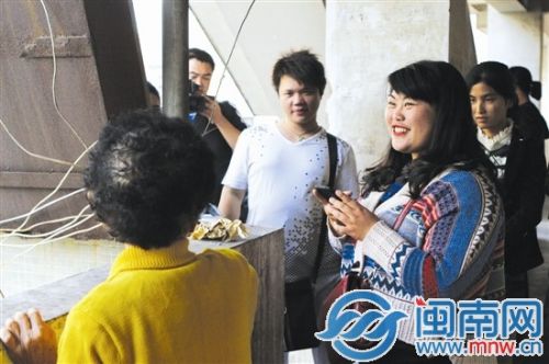 志愿者们在门口与阿婆聊天，慢慢和她亲近起来