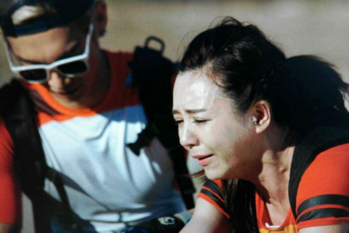 周韦彤耍脾气遭排挤蹲地痛哭《极速前进》雅典组图自嘲“死三八”