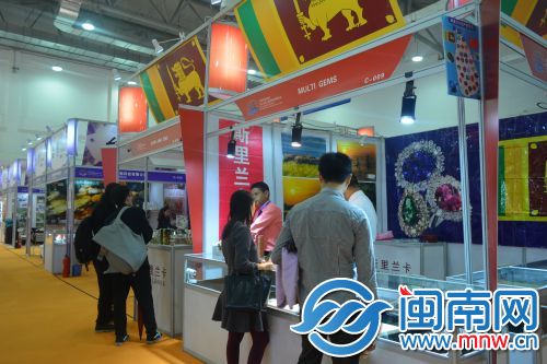 市民来到斯里兰卡展区了解展品