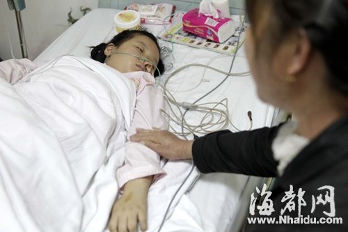 女童的姑姑每天守在病床边，帮她按摩手脚