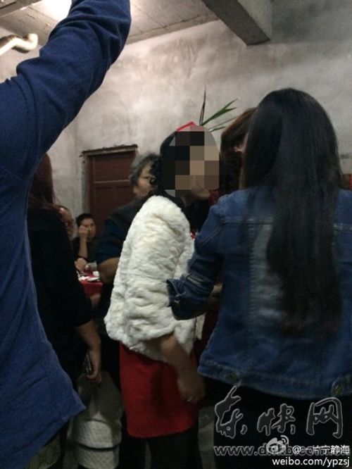 新娘在喜娘的带领下向宾客敬酒