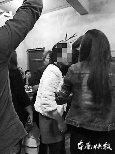 新娘在喜娘的带领下向宾客敬酒（网友供图）