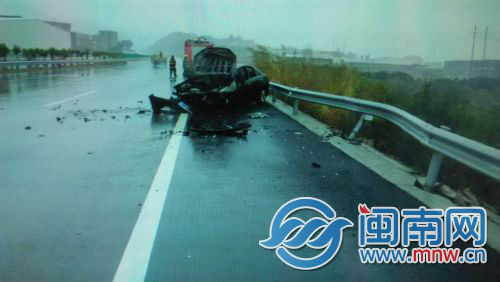 黑色轿车引擎盖已翻开（警方供图）