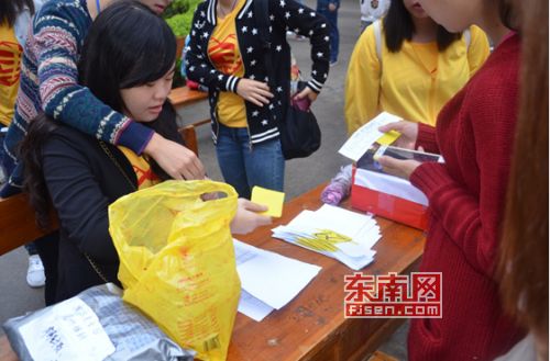 参赛人员到点签到，并领取号码通过卡