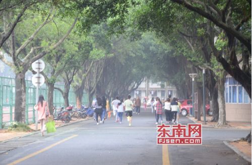 奔跑中的参赛人员