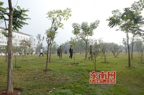 参赛人员在寻找通关地点