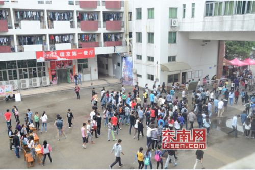 比赛开始后，参赛人员一哄而出