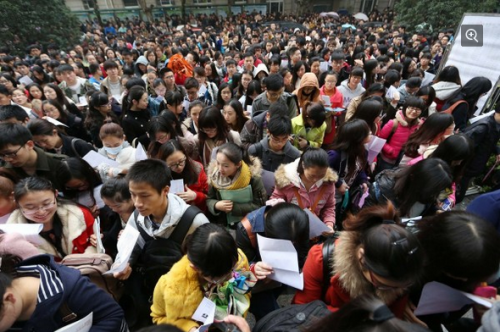 南京林业大学考点，考生进场参加考试