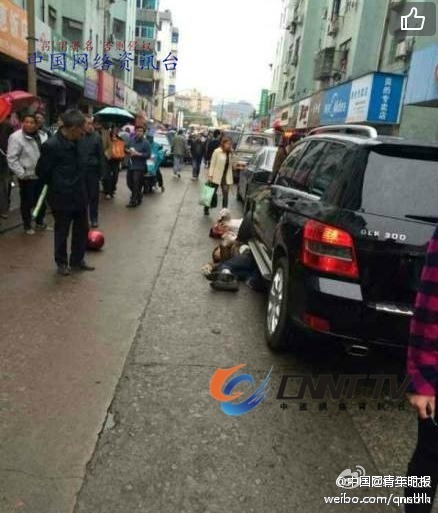 今天下午15点时30左右，新昌县闹事街区服务街发生多车相撞事故，车辆受损严重，事故现场惨烈并有人员受伤，事故现场已被交警部门拉起警戒线，具体事故原因和详细伤亡情况还在了解中。