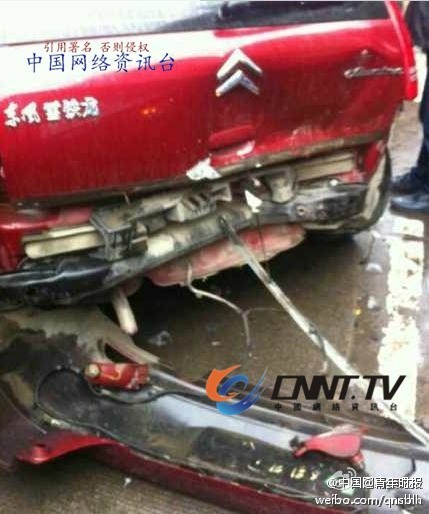 今天下午15点时30左右，新昌县闹事街区服务街发生多车相撞事故，车辆受损严重，事故现场惨烈并有人员受伤，事故现场已被交警部门拉起警戒线，具体事故原因和详细伤亡情况还在了解中。6