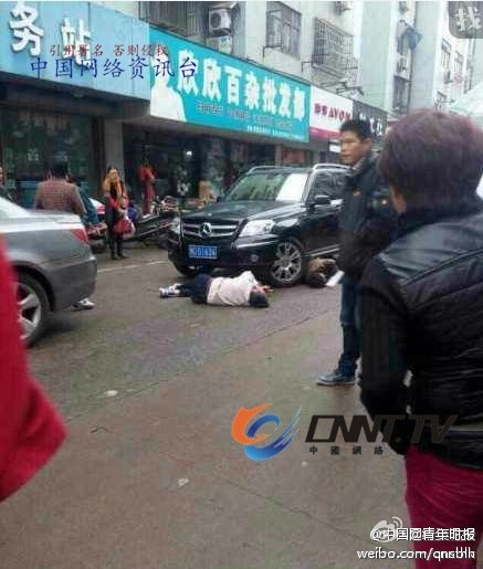 今天下午15点时30左右，新昌县闹事街区服务街发生多车相撞事故，车辆受损严重，事故现场惨烈并有人员受伤，事故现场已被交警部门拉起警戒线，具体事故原因和详细伤亡情况还在了解中。8