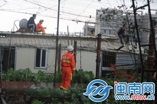 黄某两人与救援人员对峙1个多小时，才下来