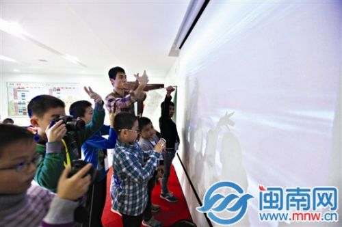 现场利用投影仪的光线，比划更好看的投影来拍摄