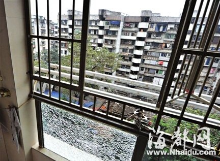 业主称，警察告诉他们子弹是从对面平行位置打过来的