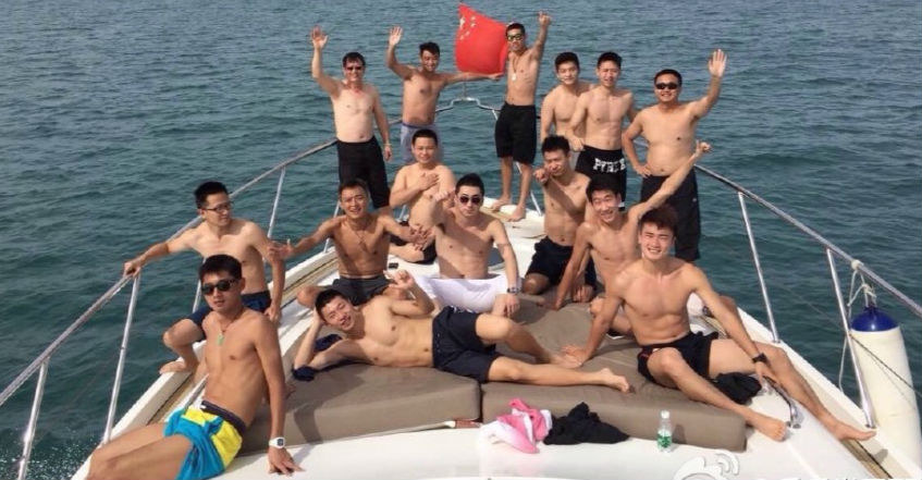 男乒三亚放松带国旗出海 将帅半裸秀肌肉张继科纹身抢眼