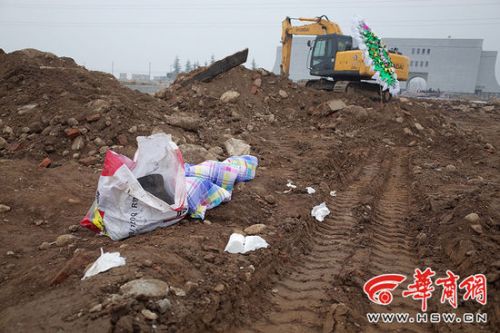 西安建筑科技大学户县新校区东门里，长安区东大街道村民冯百胜阻拦施工被碾死(图)