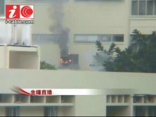 原文配图：解放军驻港部队总部宿舍起火。