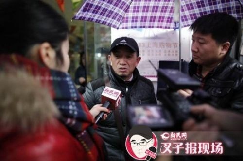 复旦投毒案嫌犯林森浩手写道歉信 给黄洋父母下跪求原谅。图为黄洋父亲接受媒体采访