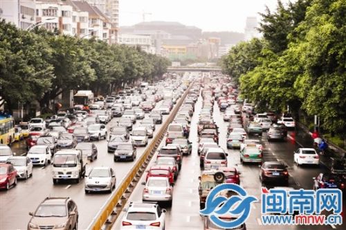 早上8点多，福州二环西路扬桥路附近双向车道都堵车