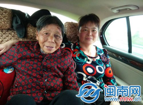 通过微博找到家人后，王阿婆被带回家