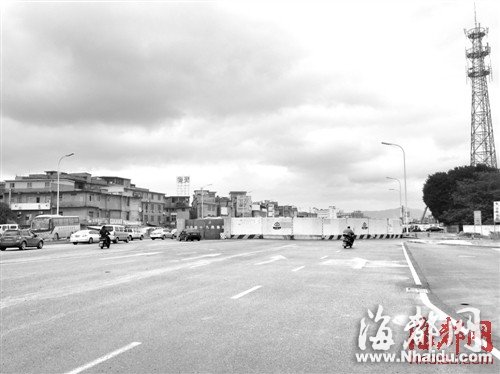 福峡路事故现场，地铁围挡右边为非机动车道，但还是有人骑电动车往左边机动车道跑