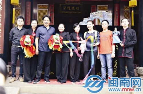 毛泽东扮演者（左三）和粉丝们合影