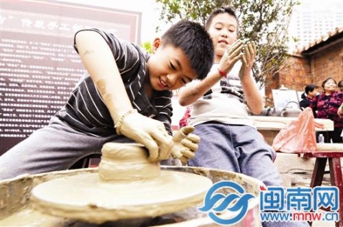 小朋友学做陶瓷