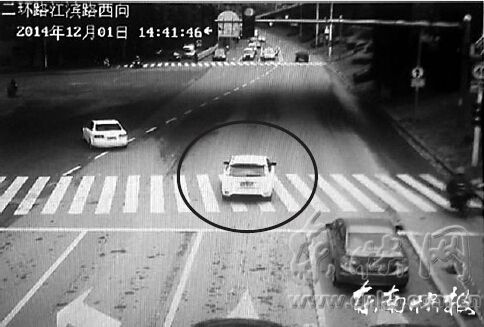 白色小车（画圈处）闯红灯被探头拍下